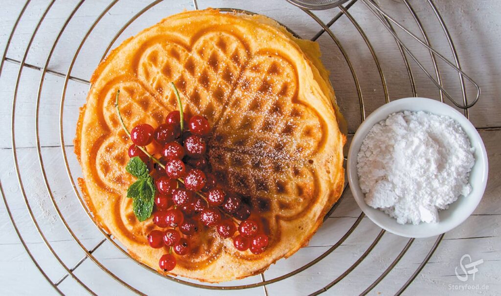 Waffeln. Früchte. Puderzucker. Der leckere Klassiker - StoryFood